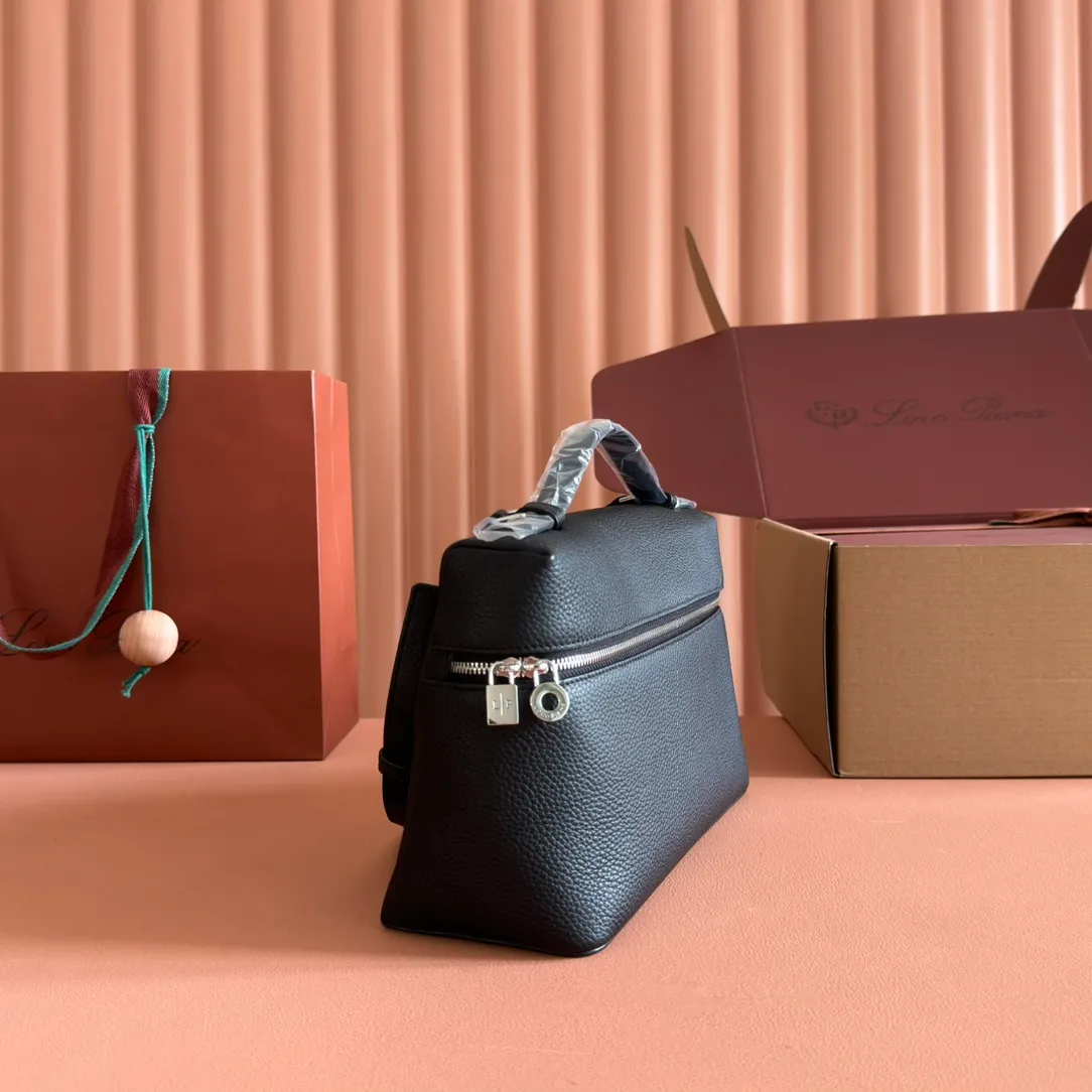 p1280💋💋💋【Original leather all-steel configuration counter complete package】𝐋𝐨𝐫𝐨 𝐏𝐢𝐚𝐧@ Extra pocket L27 series handbag/crossbody bag The most comfortable life is when it is not defined, just like loro The material design of pian@ does not require complicated design styles. The simple and soft outline is elegant and durable, like an exquisite cosmetic case, which perfectly balances appearance and functionality. The leather is delicate and feels as soft as butter. The small bag has a large capacity. It is not only portable with a thin shoulder strap, but can also be worn cross-body. Sisters who have a special liking for minimalist style can buy it. It is simple and versatile. The simpler, the more different. Stars and Instagram celebrities are all planting it. There are two sizes of 19 cm and 27 cm. One is exquisite and casual, and the other is elegant and grand. Dimensions: length 27×width 10×height 16cm (with shoulder strap)
